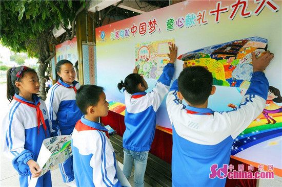 Qingdao pupils use bright colors to paint the country's future