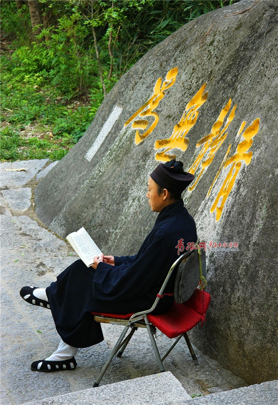 Lives of Taoist priests on Laoshan Mountain