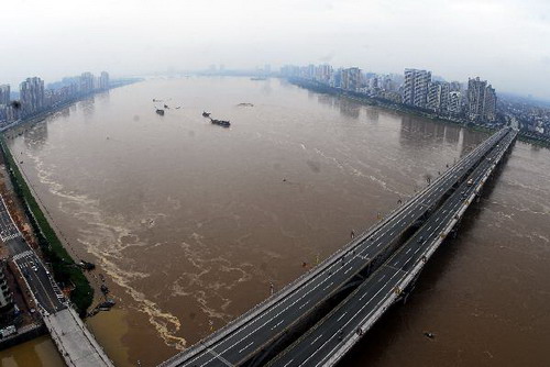 People in storm-hit Guangdong transferred to safe places