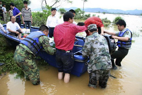 People in storm-hit Guangdong transferred to safe places