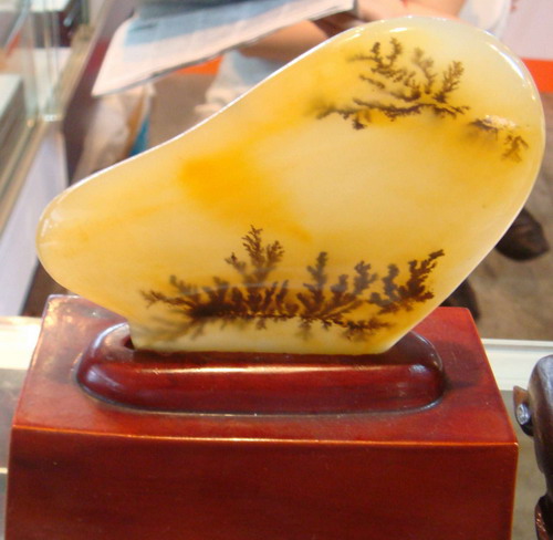 89 pieces of the finest Huanglong jade was exhibited in Longhu