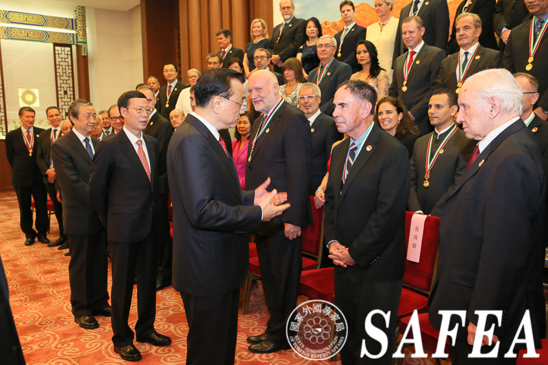 Premier Li meets with Friendship Award recipients <BR>