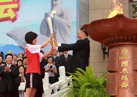 China's top lawmaker starts torch relay for National Games