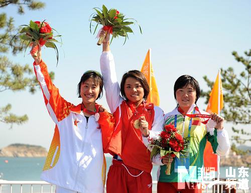 Wang Yi claims women's triathlon title
