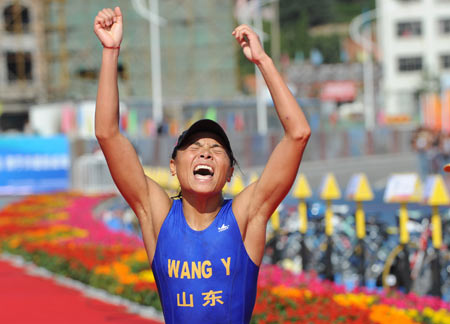 Wang Yi claims women's triathlon title