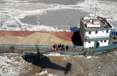 Ship trapped by sea ice rescued