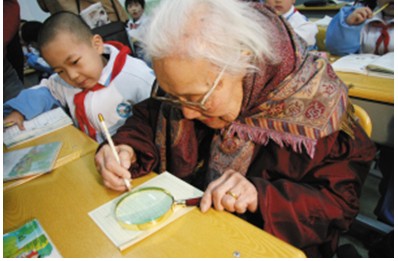 Jinan: A Hundred-year-old Lady Attends Primary School