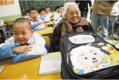 Jinan: A Hundred-year-old Lady Attends Primary School