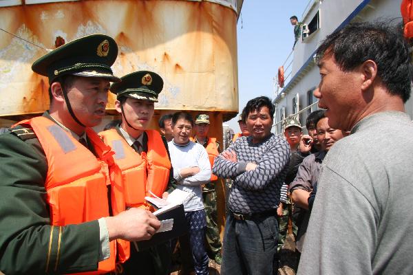 Local police crack down on illegal fishing activities in E China