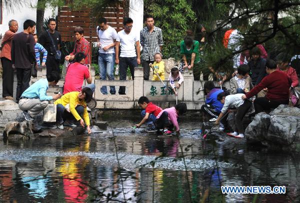 Tourists flood Spring City on holiday