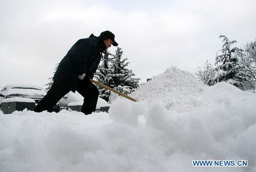 Heavy snow hits E China's Shandong, traffic hampered