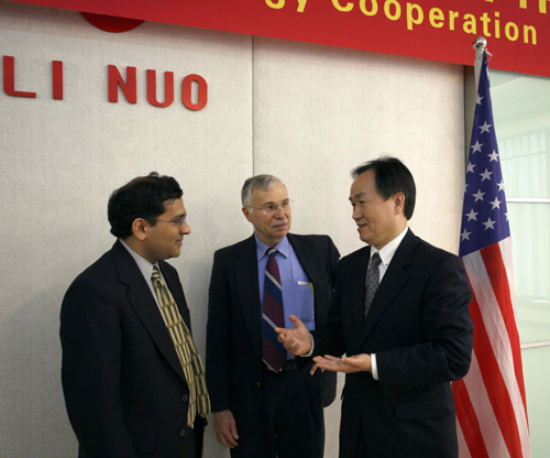 中国力诺集团与美国IBM公司签署太阳光伏技术合作协议