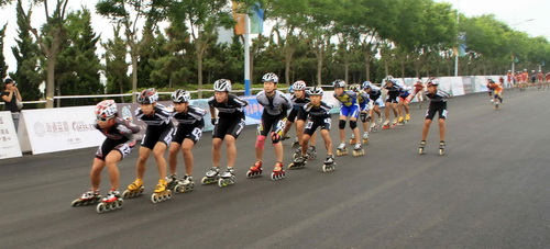 Skating competition attracts 13 teams