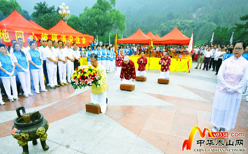 Taiwan pilgrims worship Taishan Mountain