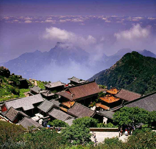 Taiwan pilgrims worship Taishan Mountain