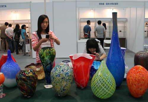 Fine ceramics on display in Jinan