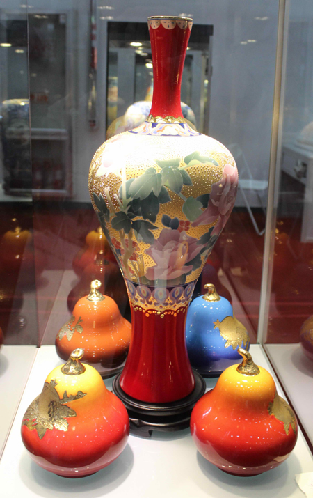 Fine ceramics on display in Jinan