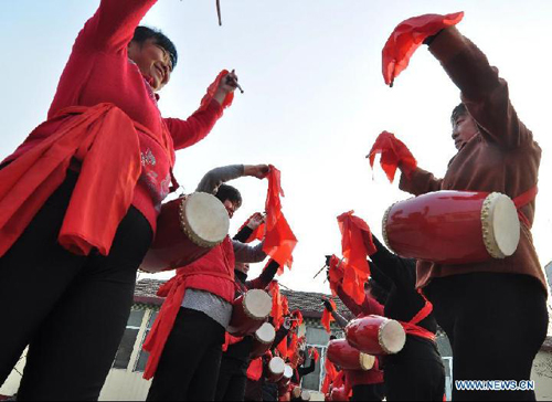 Villagers practice waist drum dance for New Year