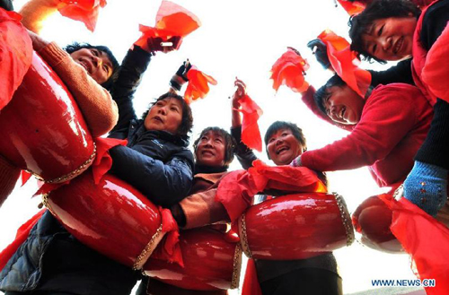 Villagers practice waist drum dance for New Year