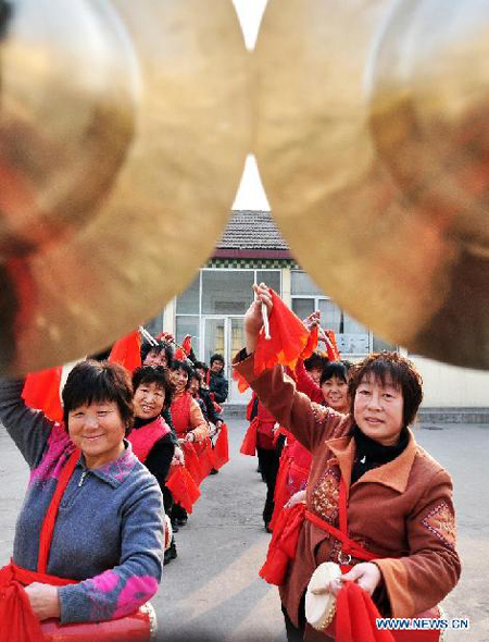 Villagers practice waist drum dance for New Year