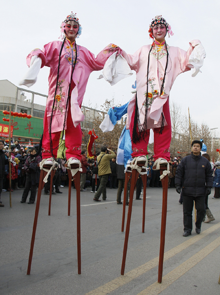 Folk performances held to celebrate the Lantern festival in Zhoucun