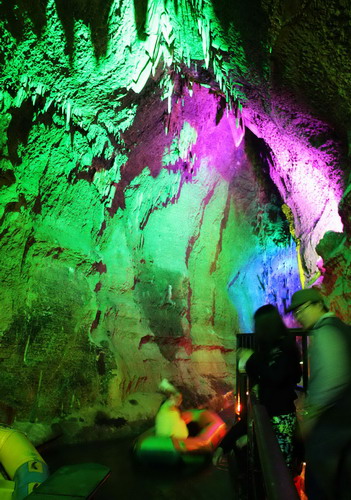 Spectacular karst cave cluster in Yishui draws tourists