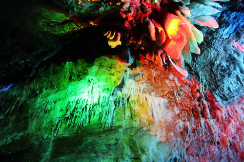 Spectacular karst cave cluster in Yishui draws tourists