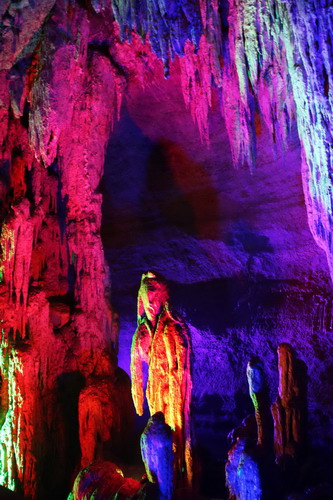 Spectacular karst cave cluster in Yishui draws tourists