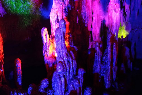 Spectacular karst cave cluster in Yishui draws tourists