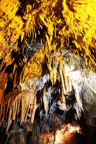 Spectacular karst cave cluster in Yishui draws tourists