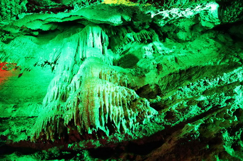 Spectacular karst cave cluster in Yishui draws tourists