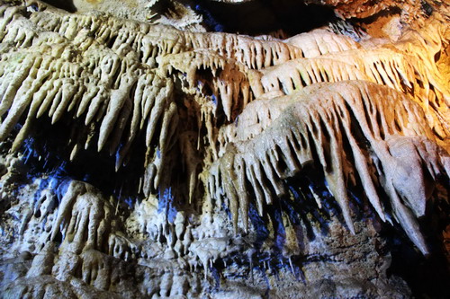 Spectacular karst cave cluster in Yishui draws tourists