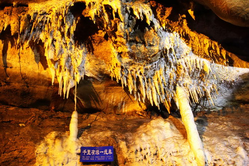 Spectacular karst cave cluster in Yishui draws tourists