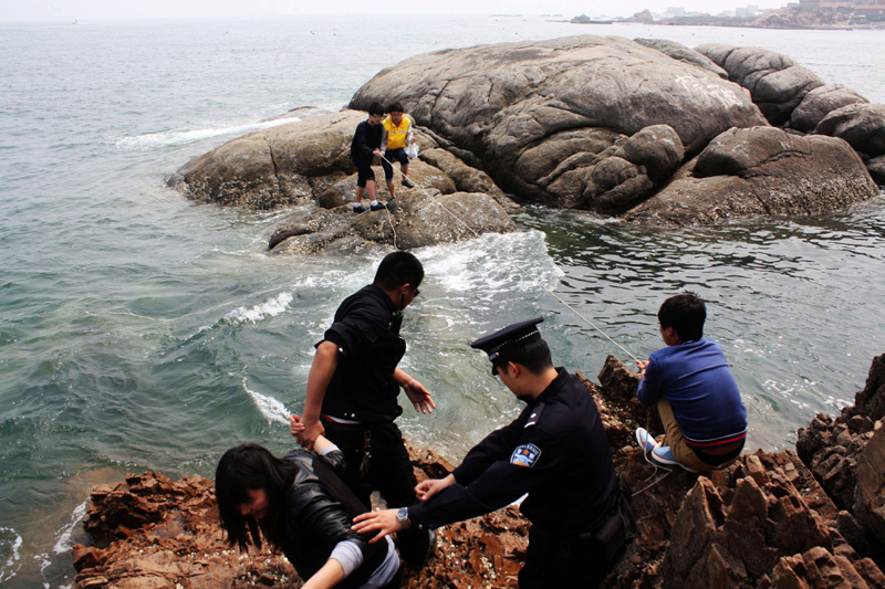 Students saved from sea in Shandong