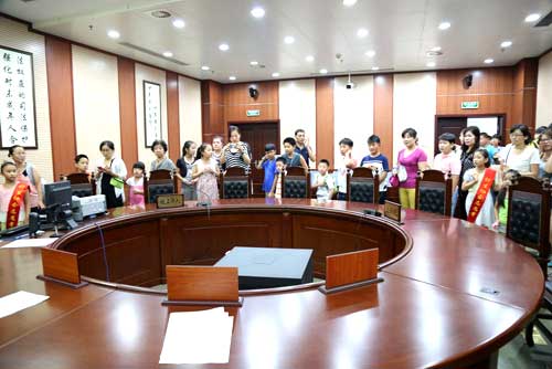 Left-behind children raise legal awareness at court