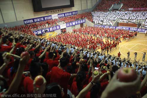 Little Apple group dance breaks record