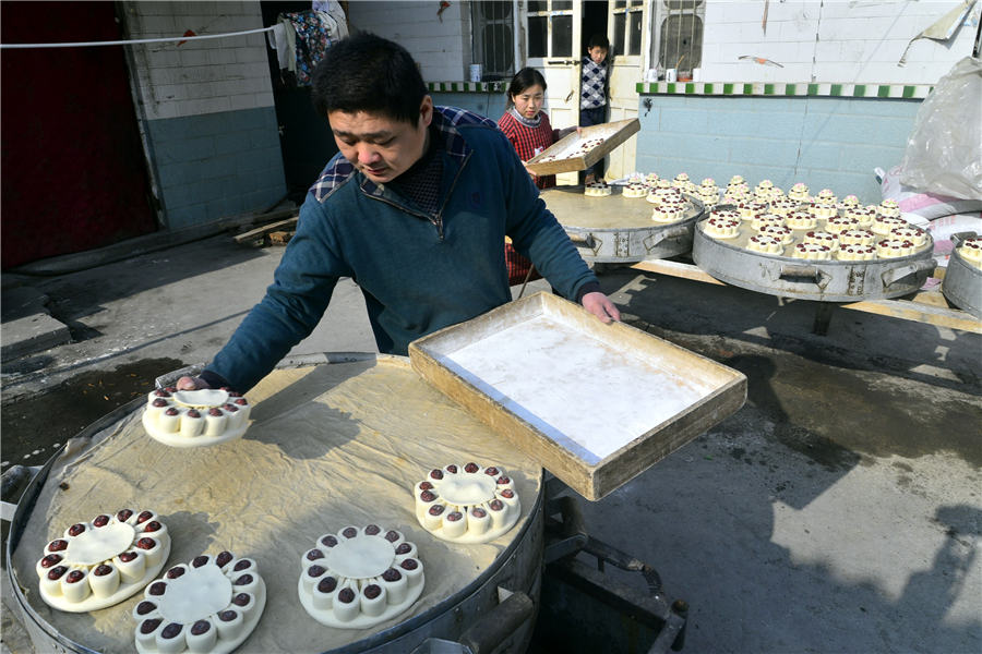 Villagers make flowery cakes to embrace Spring Festival