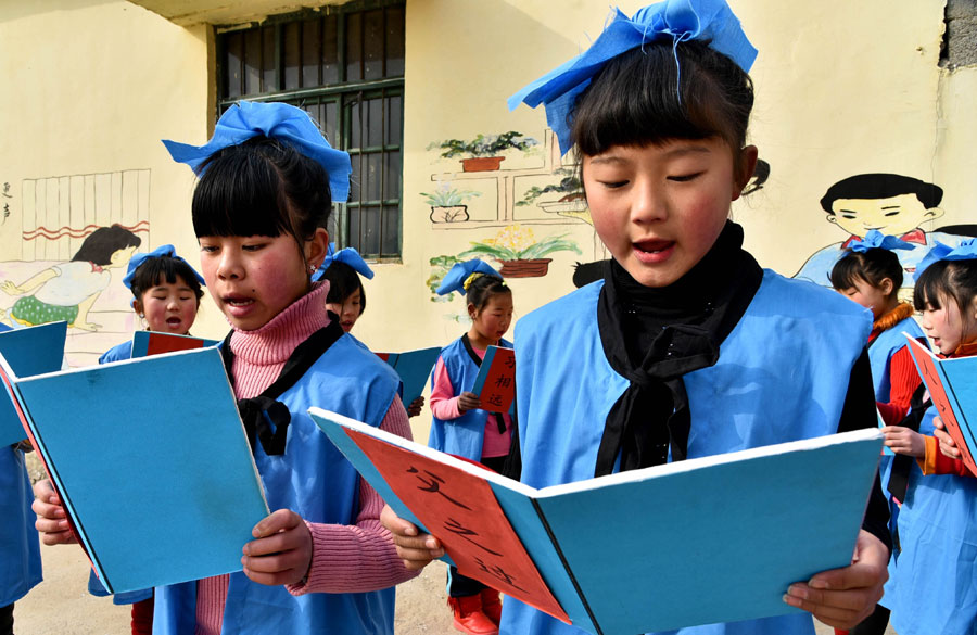 Students read classic book San Tzu Ching.