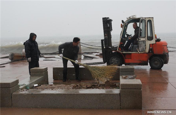 Strong winds and billow hit Yantai, E China's Shandong