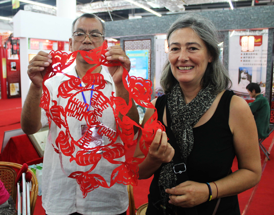 Gaoqing paper-cuttings attract foreign visitors