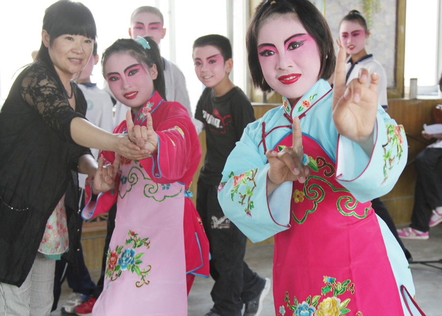 Children learn Lu Opera in Dongying