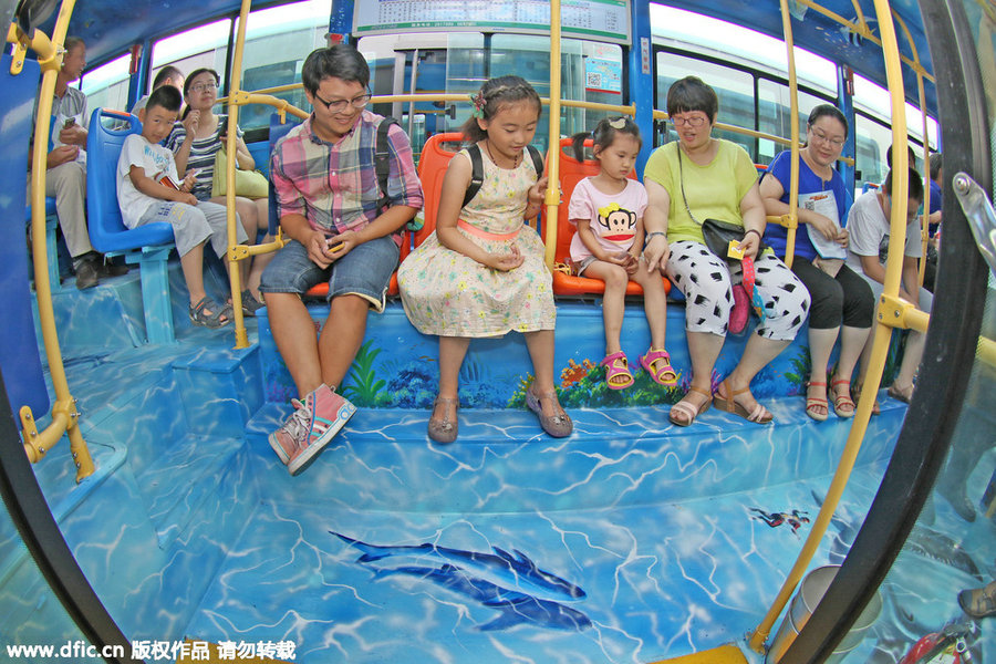 Buses with ocean-themed 3D paintings debut in Shandong