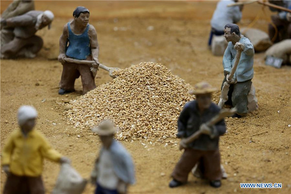 Clay sculptures about rural life exhibited in Linyi, Shandong