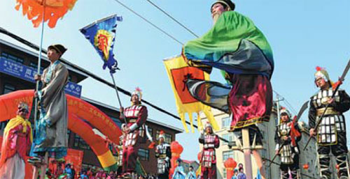 Cultural traditions help create holiday atmosphere in Qingdao