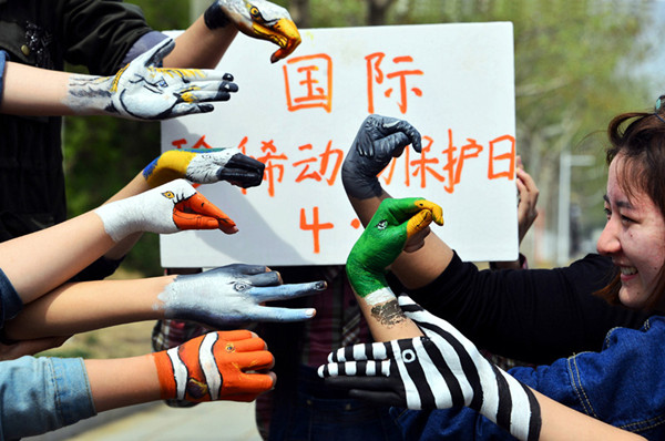 Shandong students paint hands to raise public awareness of endangered animals