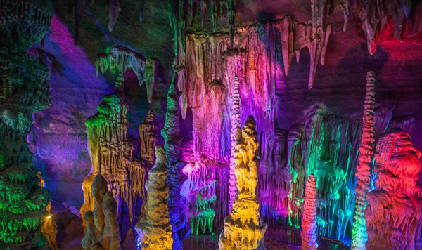 See a brilliantly colored underground canyon in Shandong
