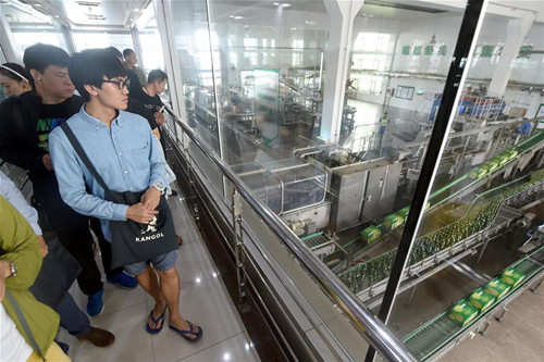 Tourists visit beer museum in Qingdao