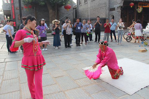 Overseas media delegation takes a culture tour in Qingzhou
