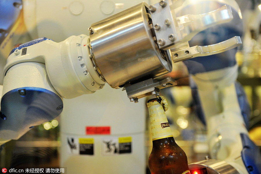 Amazing robots work hard at Qingdao beer fest