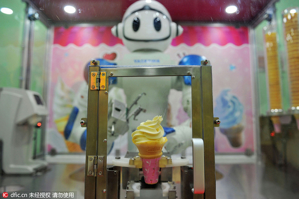 Amazing robots work hard at Qingdao beer fest